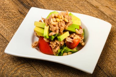 Domates soslu ton balığı ve avokado salatası.