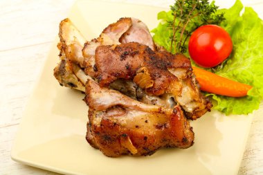 Kavrulmuş domuz diz dijon hardal sos ile