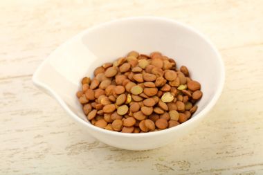 Yemek pişirmek için hazır kapta çiğ mercimek