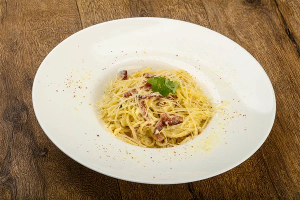 Carbonara Pasta Con Parmigiano Basilico — Foto Stock