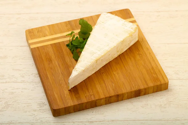 Queso Brie Sobre Tabla Madera — Foto de Stock