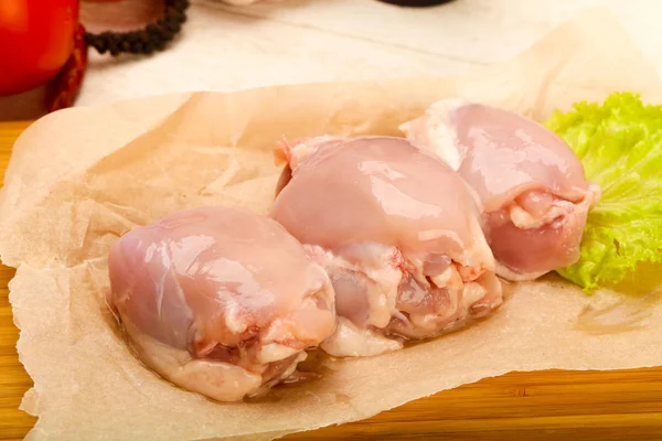 Muslos de pollo crudos deshuesados —  Fotos de Stock