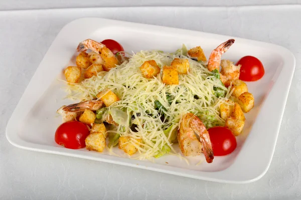 Salada Caesar Com Camarão Queijo Parmesão — Fotografia de Stock