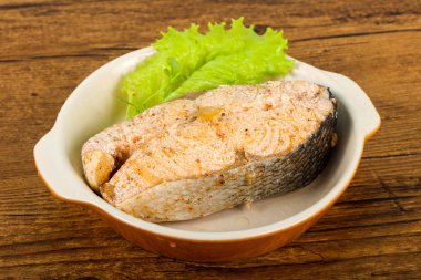 Ahşap arka plan üzerine kekik ile haşlanmış somon