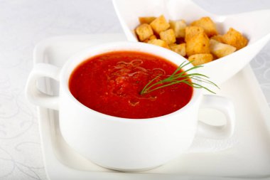 Gazpacho çorbası ekmek ile
