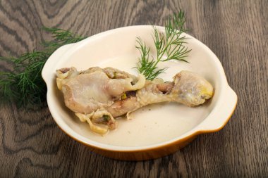 Dereotu servis haşlanmış tavuk budu