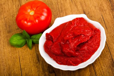 Domates salçası fesleğen yaprakları ile