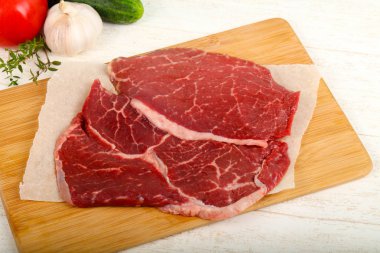 Ham sığır eti biftek yemek için hazır