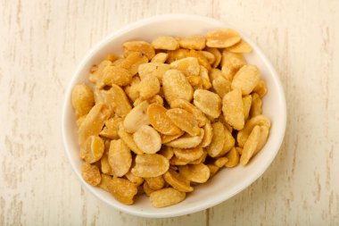 Fıstık yığın ahşap arka plan üzerinde