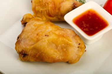 Fırında tavuk budu ve domates.