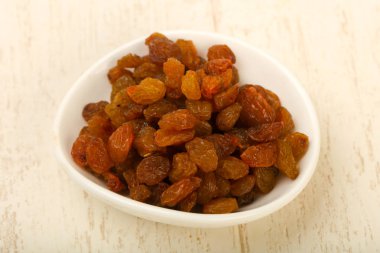 Hafif ahşap arka planda kuru üzüm yığını