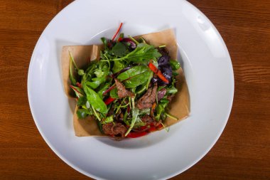 Biftek salata otlar ve baharatlar ile