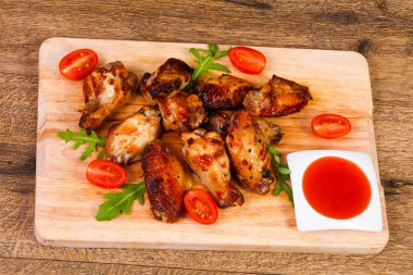 Soslu tavuk kanadı kavrulmuş