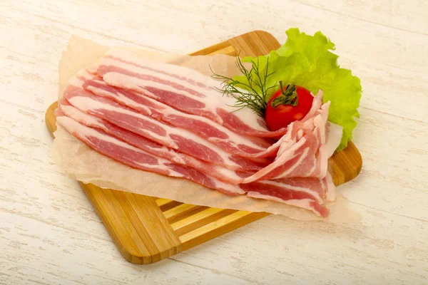 Bacon Cru Servido Endro Sobre Fundo Madeira — Fotografia de Stock