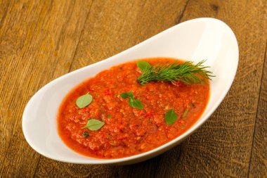 Domates Gazpacho çorbası dereotu ve basel yaprakları ile