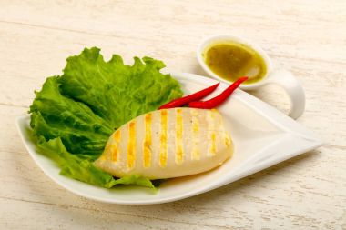 Salata üzerinde deniz ürünleri soslu ızgara kalamar bırakır