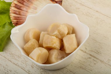 Çiğ deniz tarakları kasede pişmeye hazır.