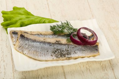 Dereotu ve soğan ile ringa balığı filetosu