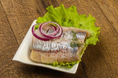 Ringa balığı filetosu dereotu ve soğan dilimlenmiş