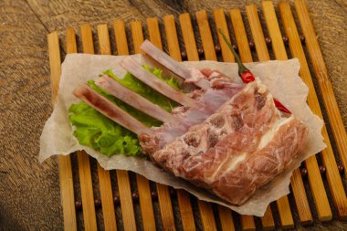 Ham kuzu kaburga ile biber yemek pişirmek için hazır