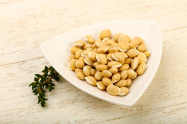 Kase ahşap arka plan üzerinde çiğ beyaz fasulye