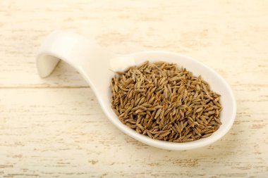 Kimyon tohumları yığın ahşap arka plan üzerinde