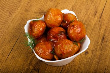 Dereotu, domates soslu köfte servis