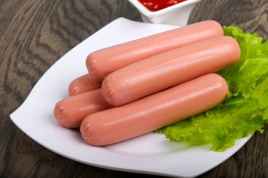 Salata ve ketçap ile sosis haşlama