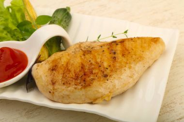 Salata yaprakları ile kavrulmuş tavuk göğsü