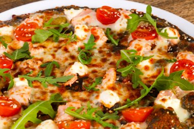 Somonlu pizza ve roka peynirli mozzarella.