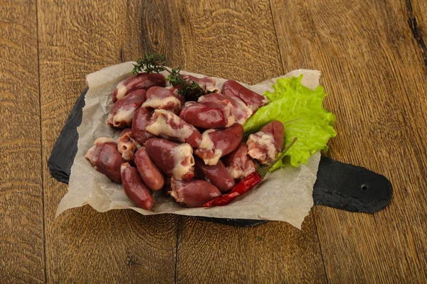 Cuori Pollo Crudo Mucchio Con Ramo Timo — Foto Stock