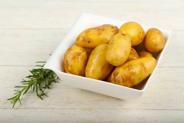 Сырой Картофель Травами — стоковое фото