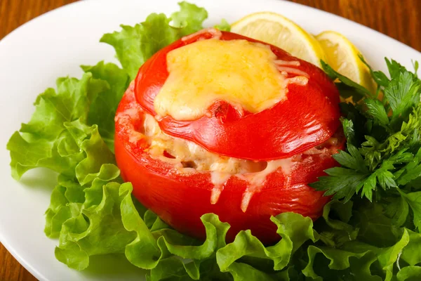 Tomate recheado com queijo — Fotografia de Stock