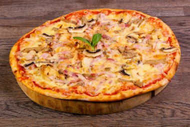 Jambon ve mantar pizza fesleğen hizmet