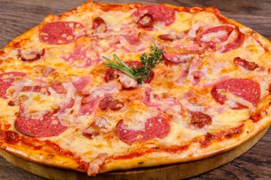 Pizza jambon peynir ve sosis 