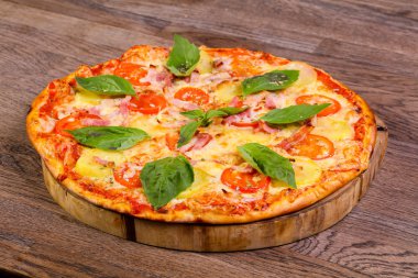 Fesleğen Pizza jambon ve patates ile hizmet