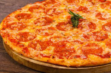 Sıcak Pepperoni pizza peyniri ve domates ile