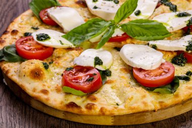 Pizza Caprese fesleğen ve mozarella