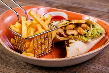 Domuz eti Burrito Fransız patates ile