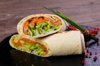Somon soğan ve kırmızı biber servis tortilla rulo