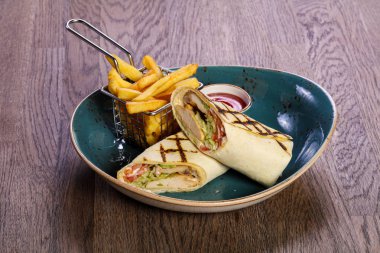 Tavuk rulo börek Fransız patates ile