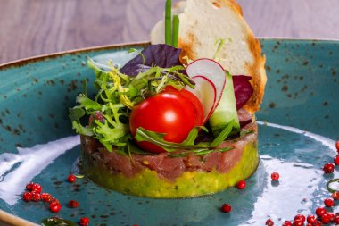 Tartar somon ve avokado sebze devam eder.