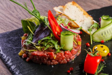 Çiğ biftek tartar Bıldırcın yumurta hizmet