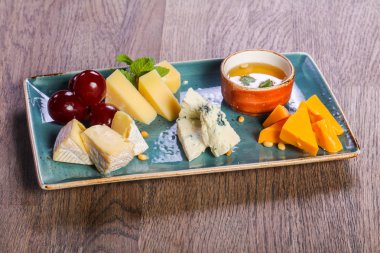 Peynir tabağı mix çeşitler üzüm ve ballı