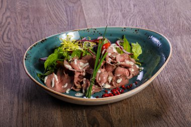 Biftek salata sosu ve soğan ile