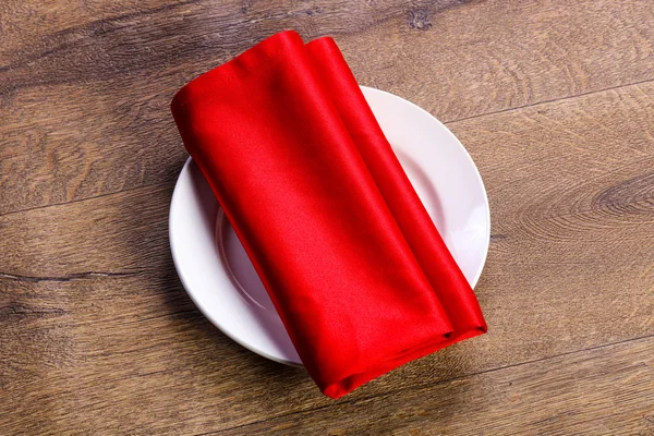 盘子上的红餐巾 — 图库照片