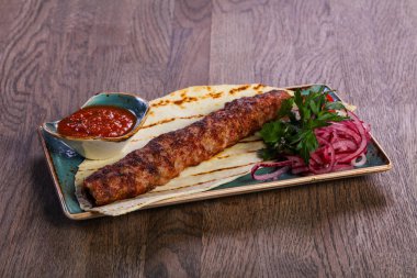 Domuz kebap et sosu ve ekmek ile