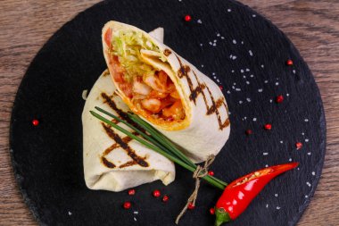 Tavuk ile biber hizmet tortilla rulo