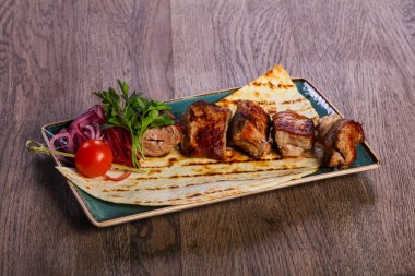 Domuz kebap Barbekü otlar ve ekmek servis