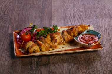 Domates soslu tavuk şiş